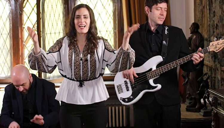 „Oda bucuriei“ în ritm de jazz